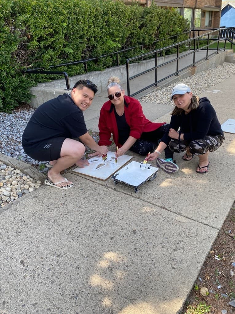 A image of a people doing volunteer work